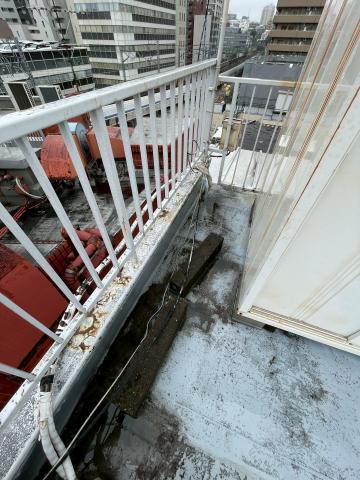 品川区不動前駅近くの店舗ビルで鉄部の塗装と屋上防水の既存の写真