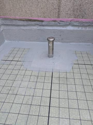 品川区大井のお客様ご自宅でベランダ防水工事１日目の通気緩衝シート敷設の写真