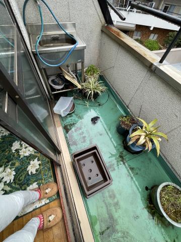 品川区大井でお客様宅のベランダ防水工事のため残置物を撤去する前の写真