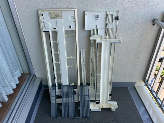 武蔵小山にある賃貸マンションでエアコンを洗浄中の写真1