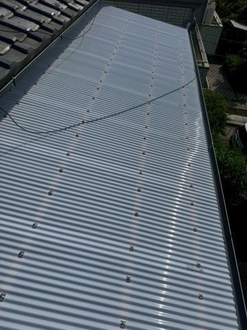 品川区のベランダ波板工事２か月後に追加ビスを打つ前の写真