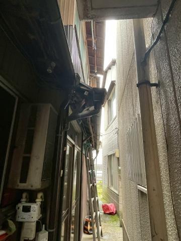 武蔵小山にある戸建てで経年劣化したベランダの解体写真1