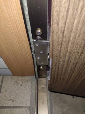品川区中延で玄関ドアが閉まらなくなった既存の写真1
