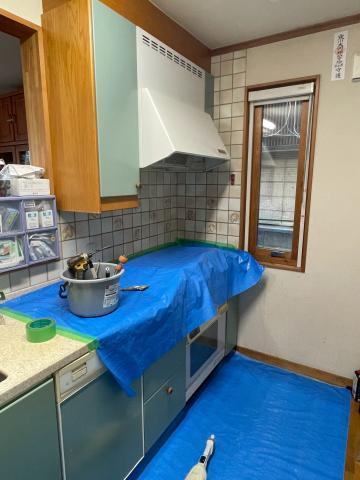 品川区小山でレンジフードの交換工事養生している写真1