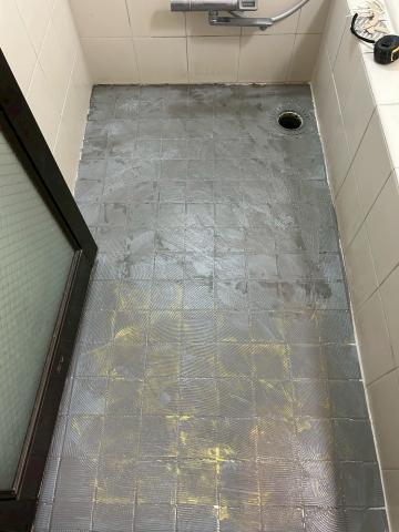 目黒区原町の賃貸マンションで在来浴室の床タイル既存写真