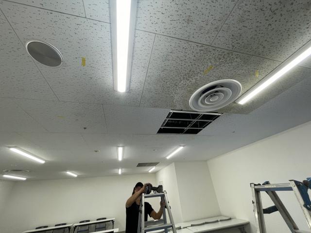 品川区西五反田で会社の会議室天井の張替工事を行っている写真