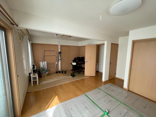 品川区小山台で1部屋を2部屋へ改築工事の間取りの寸法を測る写真