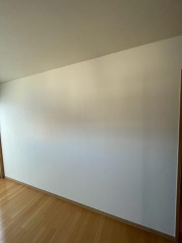 品川区小山台で1部屋を2部屋に間仕切りした部屋のクロスを貼り仕上げた写真