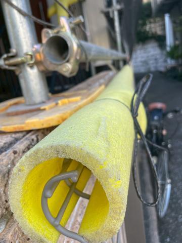 目黒区原町で外装改修工事のため足場設置中の写真