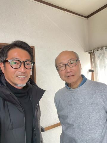 品川区中延で床の滑らないシートと手すり工事をご依頼いただいたお客さまとの写真