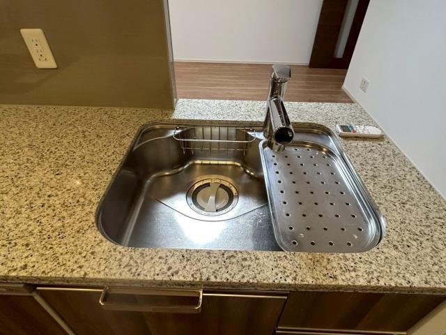 品川区小山台で賃貸マンション退去後の台所クリーニング前写真