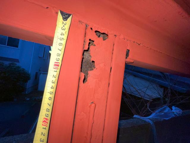 品川区小山台のアパートで鉄骨階段のサビ止め塗装で劣化部分があらわになった写真