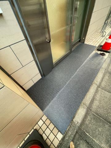 武蔵小山にある保育園出入口スロープ用長尺シート施工写真