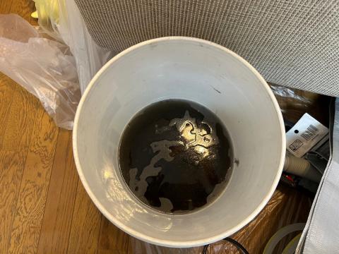 品川区 エアコン洗浄後の汚水写真