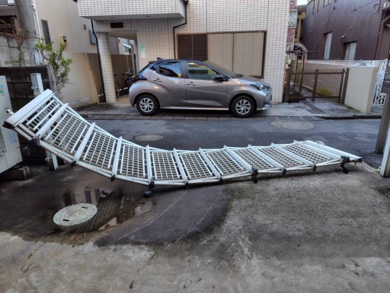 武蔵小山で強風で壊れた門扉フェンス写真