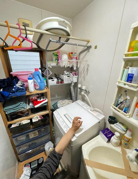 目黒区戸建で洗面化粧台の水漏れ調査の様子
