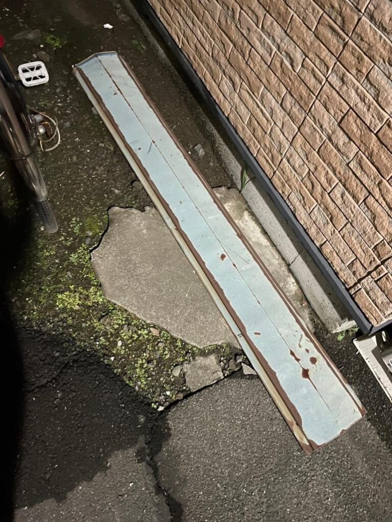 品川区の武蔵小山で屋根板金が飛んできた様子