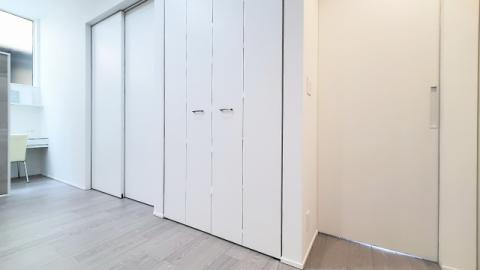 白いウオークインクローゼット写真