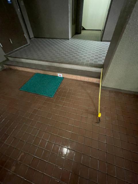 品川区小山台のマンション階段2段あるところのスロープの傾斜写真