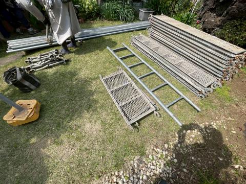 品川区の戸建てベランダで波板張替の足場設置の準備写真