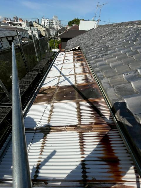 品川区の戸建てベランダ　既存の波板屋根全体的に見た写真