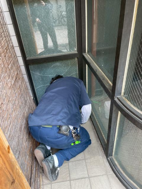 品川区戸越銀座の居酒屋さん　作業員が破損したガラスを確認している写真