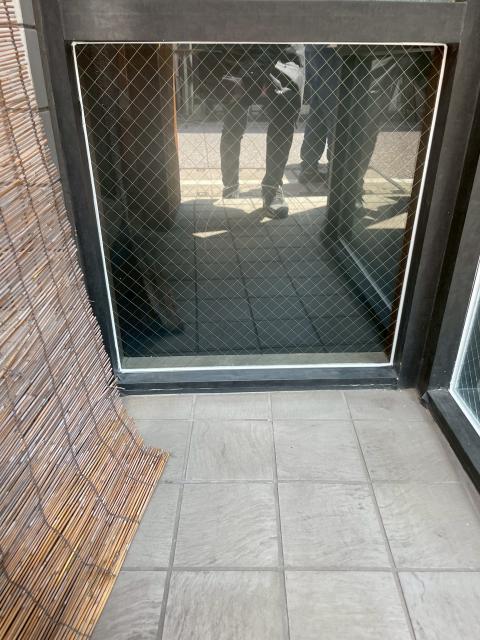 品川区戸越銀座の居酒屋さん　真正面のコーキング充填した写真