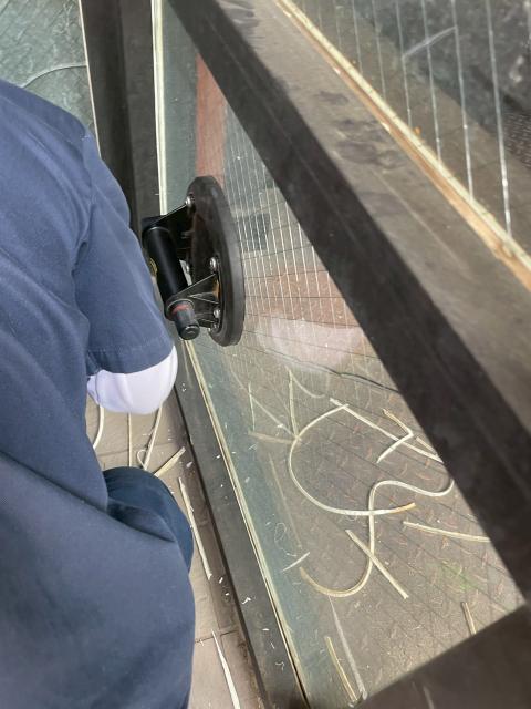 品川区戸越銀座の居酒屋さん　コーキングを撮ったり、ガラスリフターを使っている写真