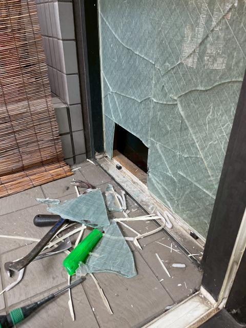 品川区戸越銀座の居酒屋　真正面のガラスの取り外し写真