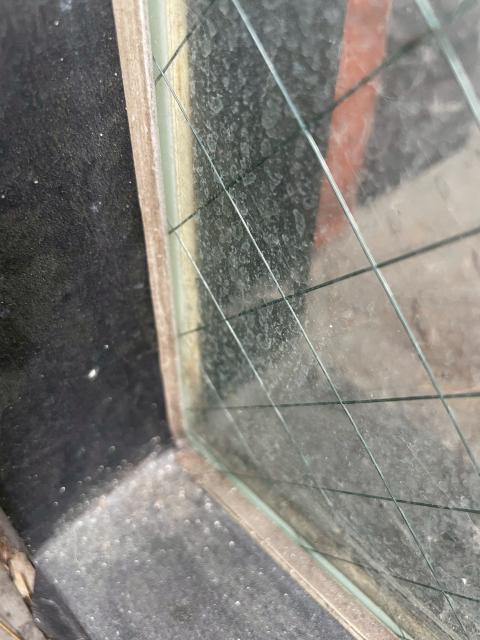 品川区戸越銀座の居酒屋さんのヒビの入った角度を変えた窓ガラスの写真