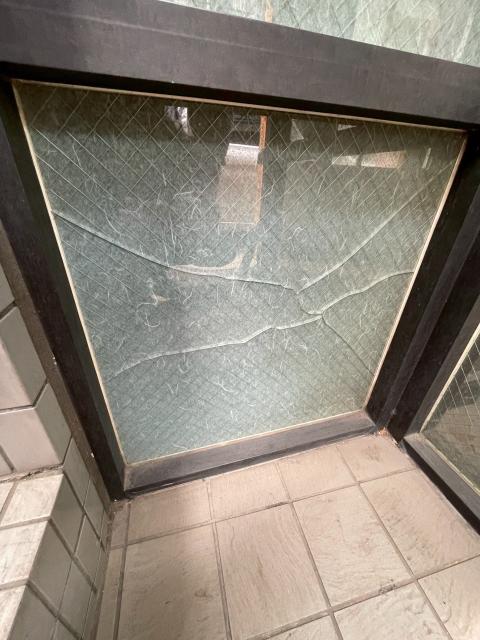 品川区戸越銀座の居酒屋さんで窓ガラスにひびが入っている写真