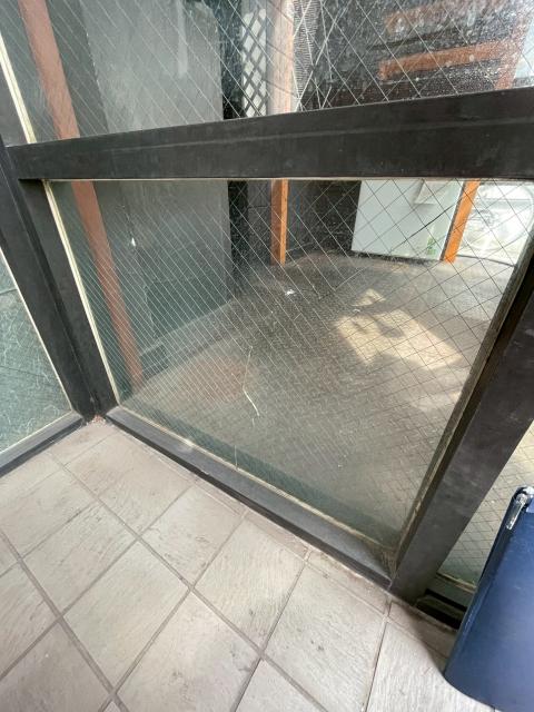 品川区戸越銀座の居酒屋で窓硝子にひびが入った写真