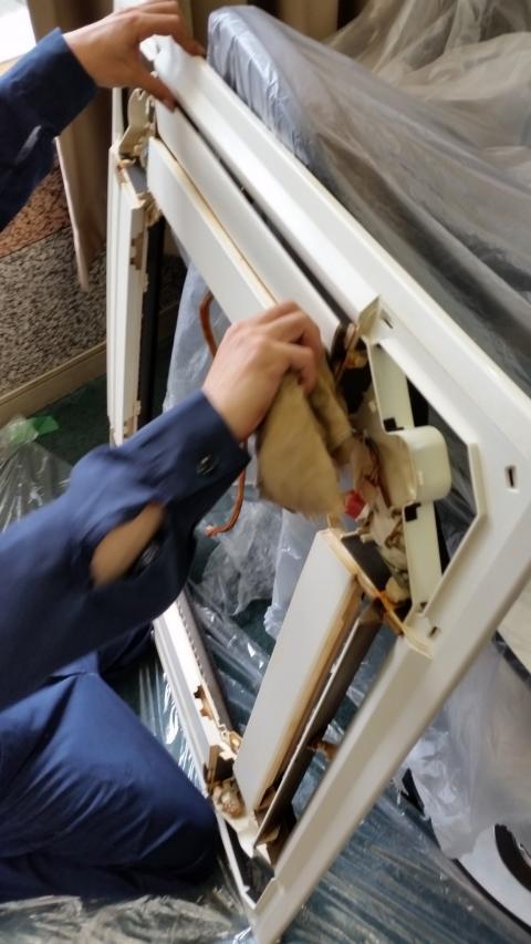品川区大井町　天井カセットエアコンを分解して取り外したところの写真