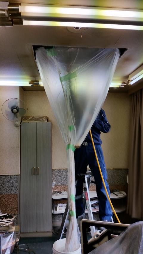 品川区大井町　汚水をビニールで下に流す写真