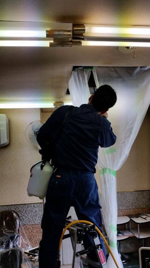 品川区大井町　ビニールをつけてエアコン内部洗浄をする写真