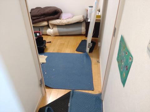 品川区小山　ドアの工事で養生している写真