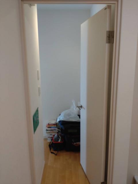 品川区小山　物がドア付近にある写真