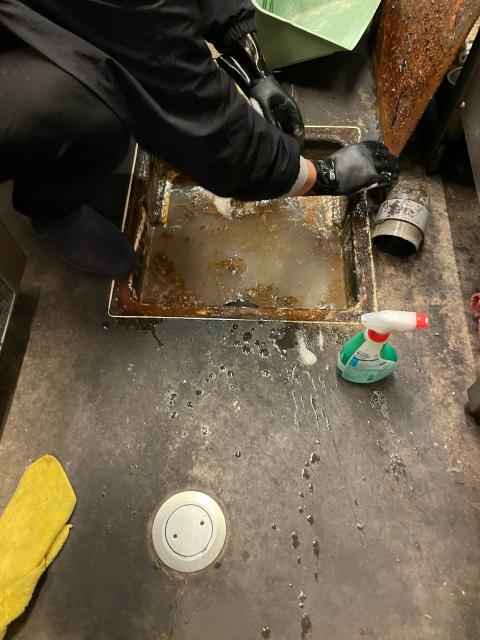品川区戸越の居酒屋でグリーストラップを洗浄しているところの写真