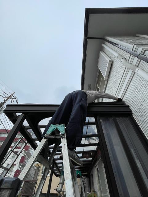 品川区西五反田　既存の屋根の張替えをおこなっているところ