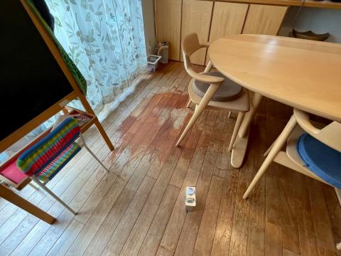 品川区小山台で床フローリングの劣化による変色した既存写真
