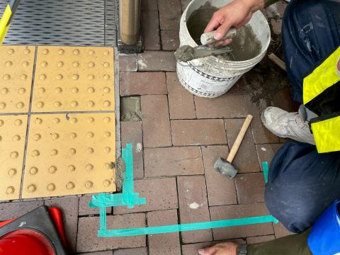 品川区内にある某駅の破損した床タイル塗るところ補修工事写真