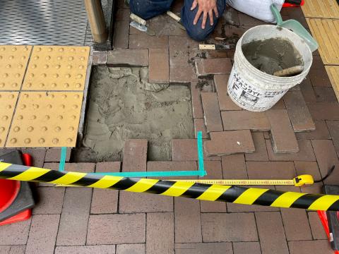 品川区内にある某駅の破損した床タイル補修工事写真