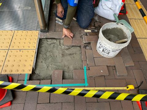 品川区内にある某駅の破損した床タイル補修工事写真