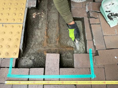 品川区内にある某駅の床タイル補修工事の写真