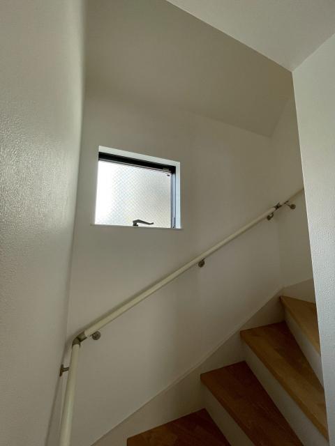品川区戸越のリビング壁紙張替えの階段部分の写真