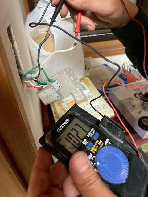 品川区武蔵小山で電動シャッターの修繕調査で通電チェッカーを使っている写真