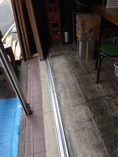 品川区西小山の居酒屋さんの入り口扉の木製枠の調整をしている写真