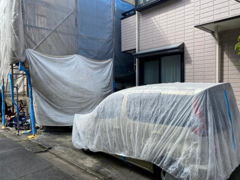 目黒区碑文谷で外装工事中に高圧洗浄時の養生を車にした写真
