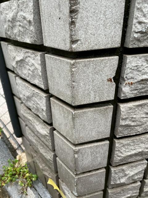 目黒区下目黒で車による接触被害の外構タイルの欠けた写真