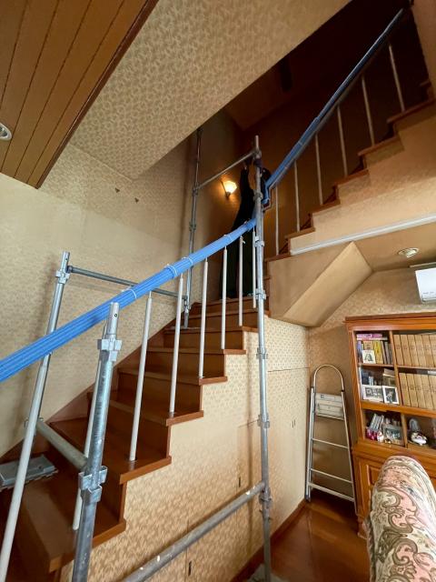 目黒区中目黒戸建て室内クロス張替え工事のため足場をかけている写真